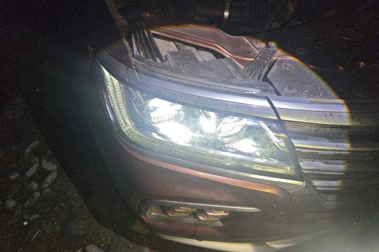 Used Roewe RX8 2018 30T Smart Connectivity Four-Wheel Drive Flagship Edition Right Front Headlight