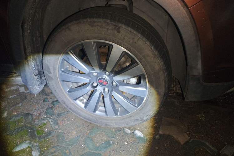 Used Roewe RX8 2018 30T Smart Connectivity Four-Wheel Drive Flagship Edition Right Front Wheel Hub