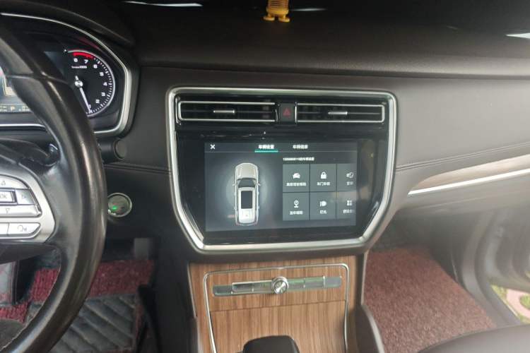 Used Roewe RX8 2018 30T Smart Connectivity Two-Wheel Drive Supreme Edition Audio And AC Panel
