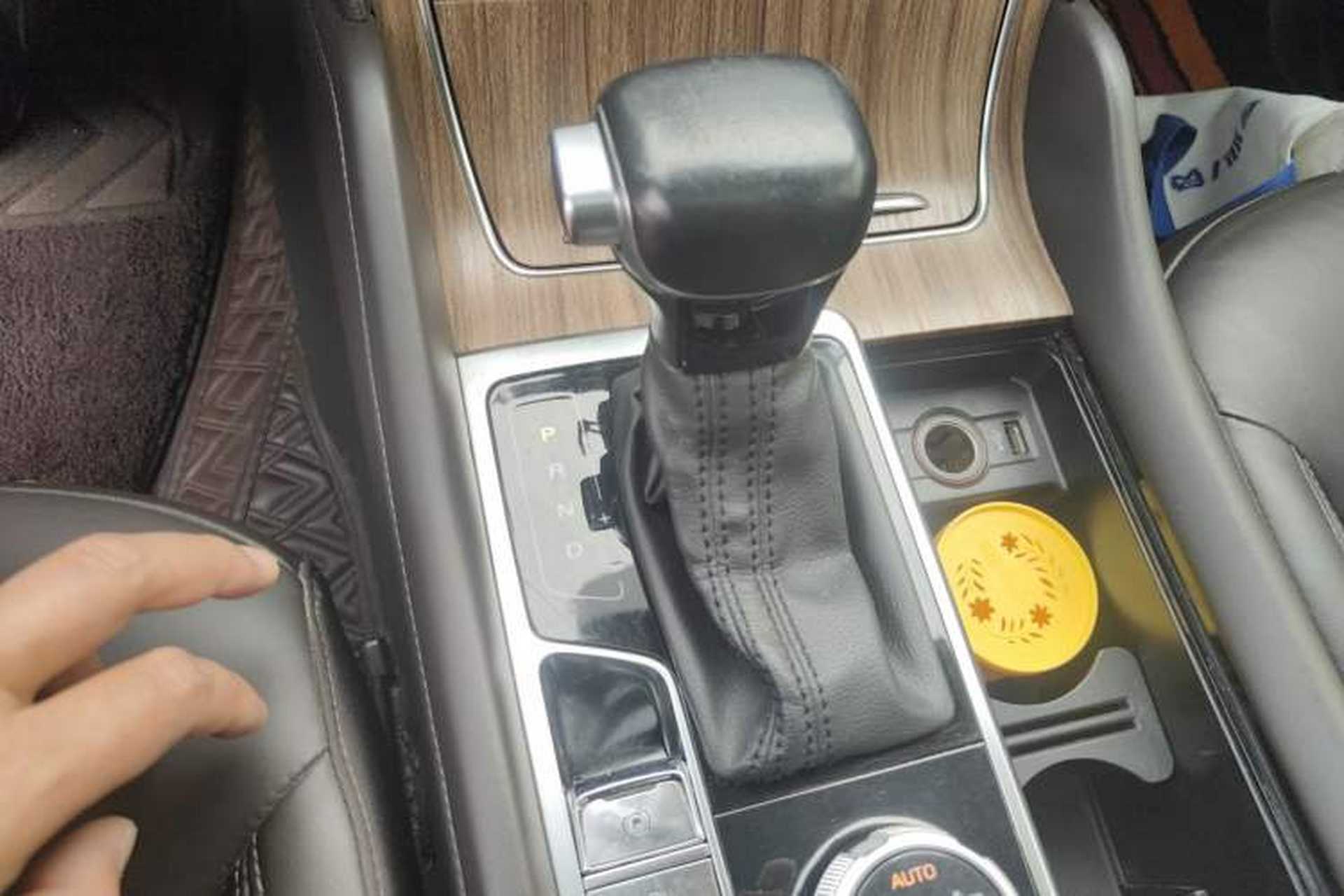 Used Roewe RX8 2018 30T Smart Connectivity Four-Wheel Drive Flagship Edition Gear Lever