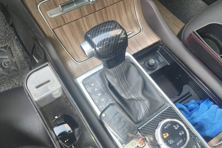 Used Roewe RX8 2018 30T Smart Connectivity Four-Wheel Drive Flagship Edition Gear Lever