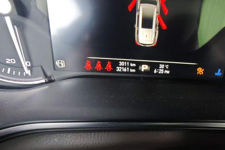 Used Roewe RX8 2018 30T Smart Connectivity Two-Wheel Drive Supreme Edition Odometer Close Up