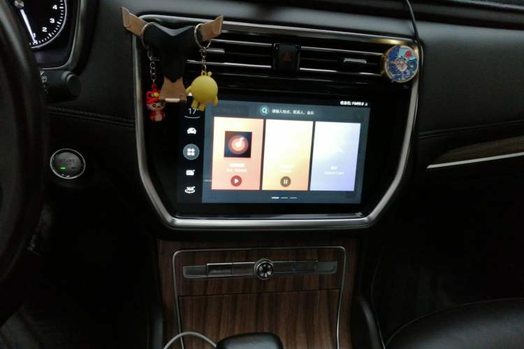 Used Roewe RX8 2018 30T Smart Connectivity Two-Wheel Drive Supreme Edition Audio And AC Panel