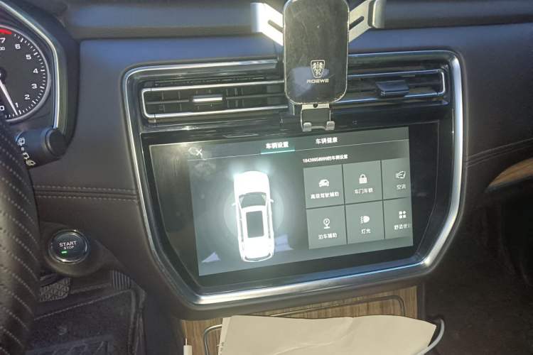 Used Roewe RX8 2018 30T Smart Connectivity Two-Wheel Drive Flagship Edition Audio And AC Panel