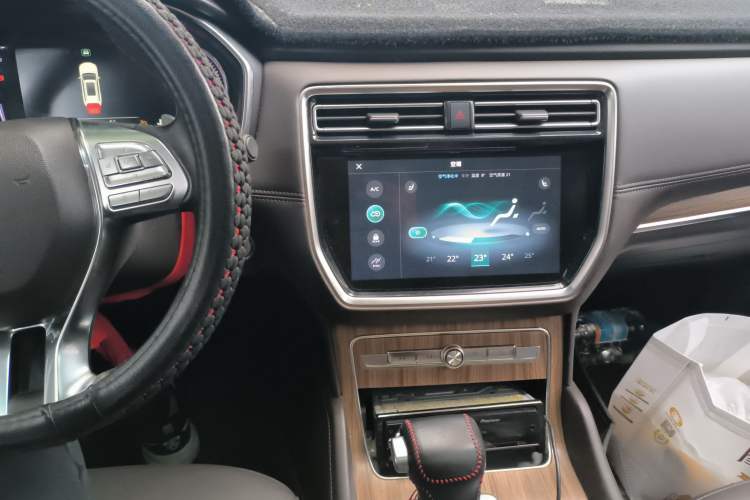 Used Roewe RX8 2018 30T Smart Connectivity Two-Wheel Drive Flagship Edition Audio And AC Panel