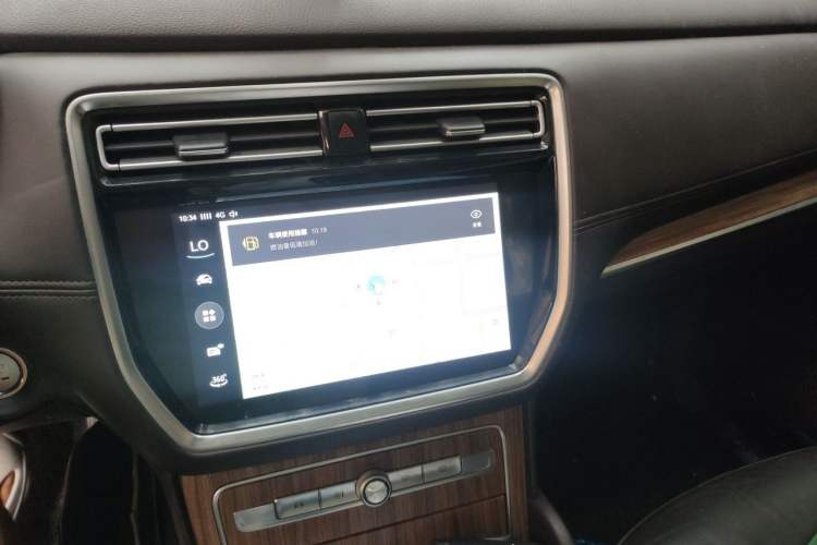 Used Roewe RX8 2018 30T Smart Connectivity Two-Wheel Drive Flagship Edition Audio And AC Panel