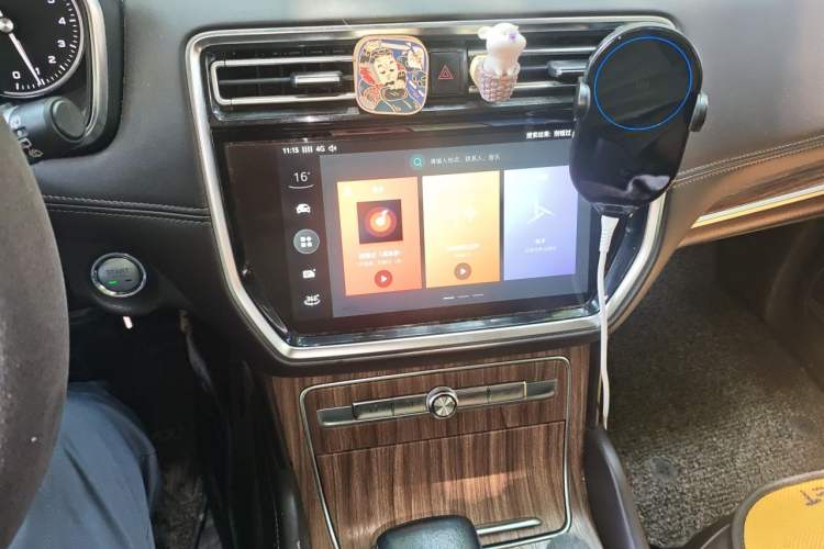 Used Roewe RX8 2018 30T Smart Connectivity Two-Wheel Drive Flagship Edition Audio And AC Panel
