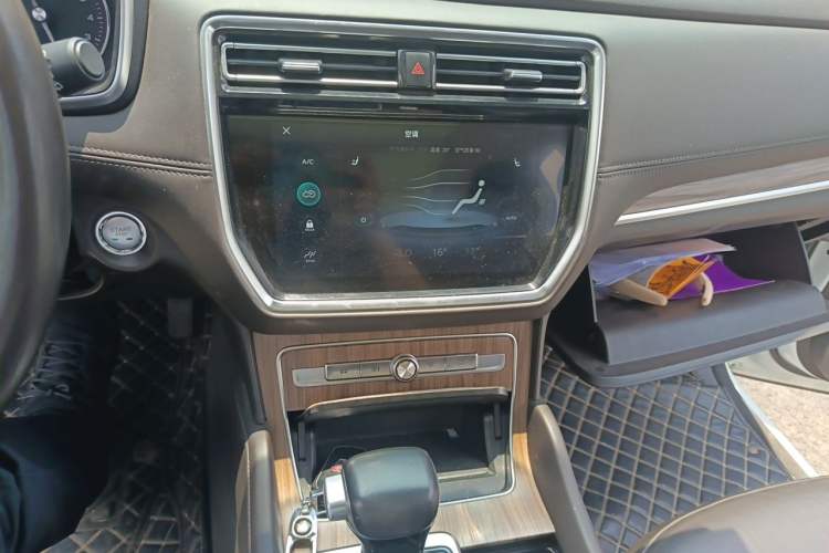 Used Roewe RX8 2018 30T Smart Connectivity Two-Wheel Drive Flagship Edition Audio And AC Panel