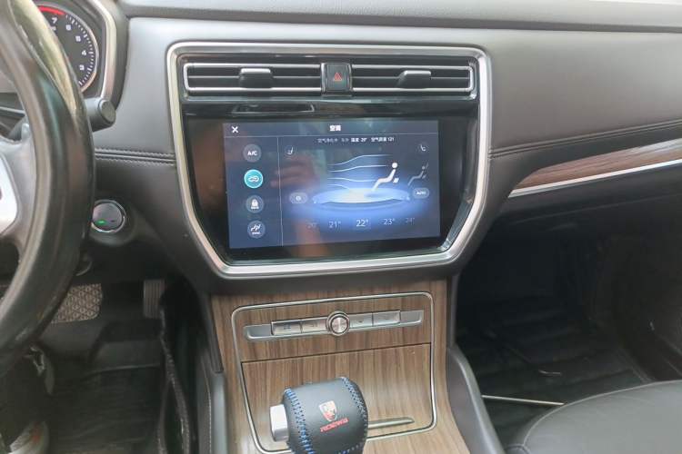 Used Roewe RX8 2018 30T Smart Connectivity Two-Wheel Drive Flagship Edition Audio And AC Panel