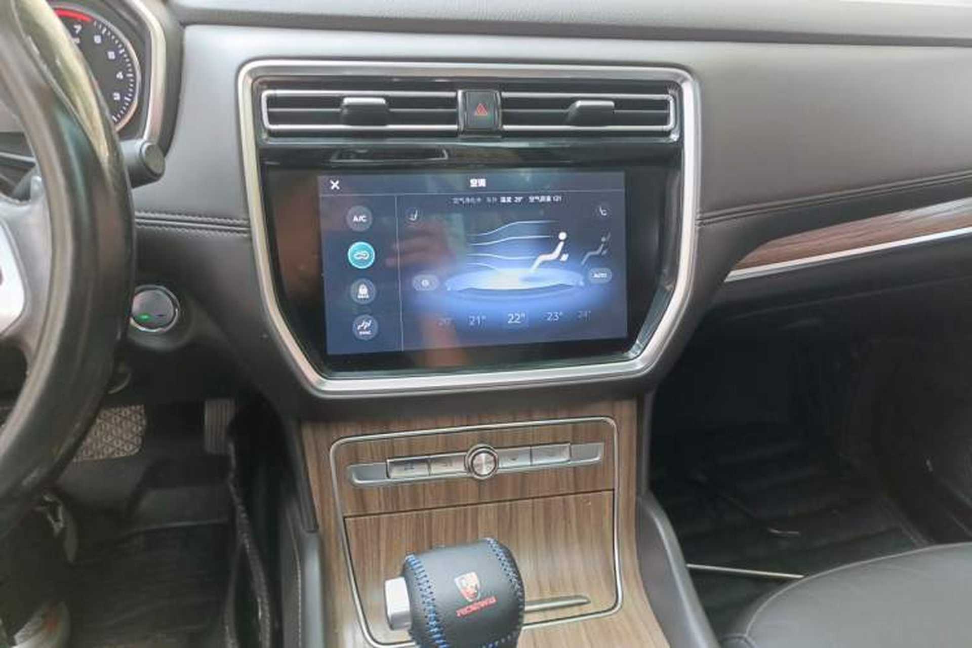 Used Roewe RX8 2018 30T Smart Connectivity Two-Wheel Drive Flagship Edition Audio And AC Panel