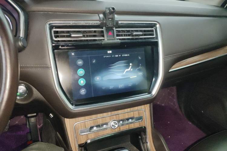 Used Roewe RX8 2018 30T Smart Connectivity Two-Wheel Drive Flagship Edition Audio And AC Panel
