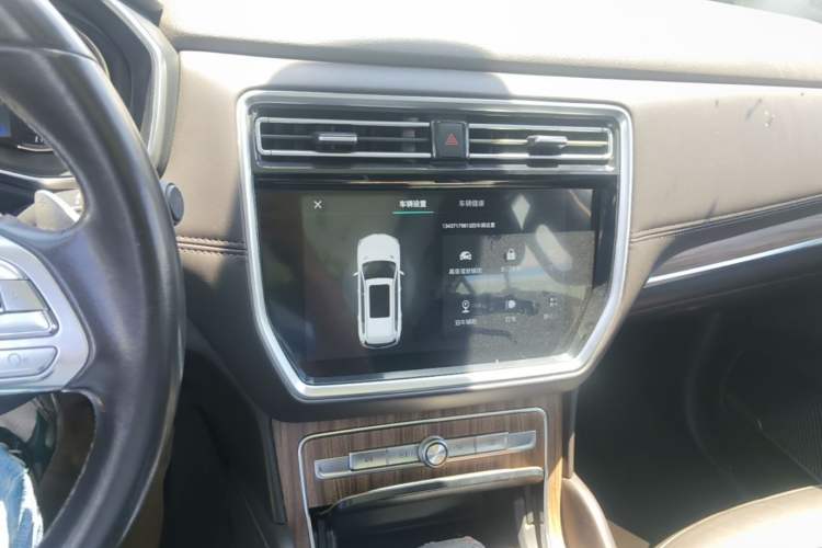 Used Roewe RX8 2018 30T Smart Connectivity Two-Wheel Drive Supreme Edition Audio And AC Panel