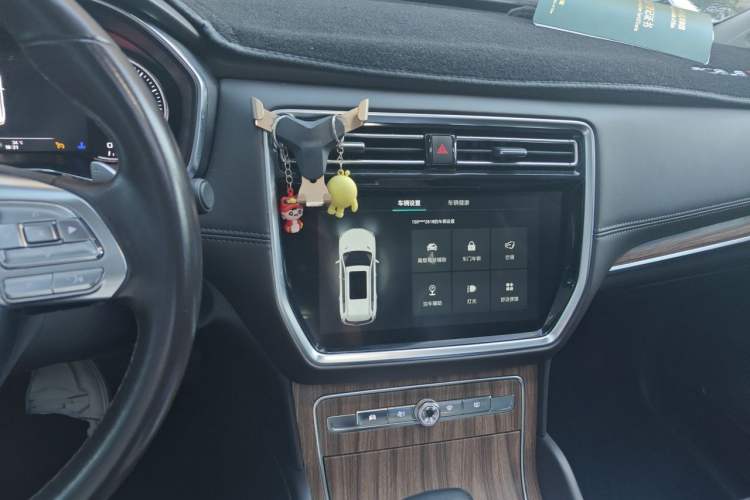 Used Roewe RX8 2018 30T Smart Connectivity Two-Wheel Drive Flagship Edition Audio And AC Panel