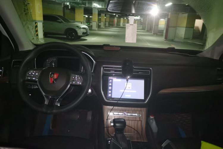 Used Roewe RX8 2018 30T Smart Connectivity Four-Wheel Drive Flagship Edition Center Console