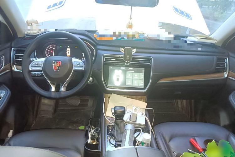 Used Roewe RX8 2018 30T Smart Connectivity Two-Wheel Drive Flagship Edition Center Console
