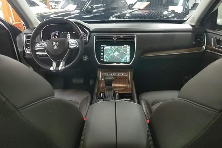 Used Roewe RX8 2018 30T Smart Connectivity All-Wheel Drive Supreme Edition Center Console