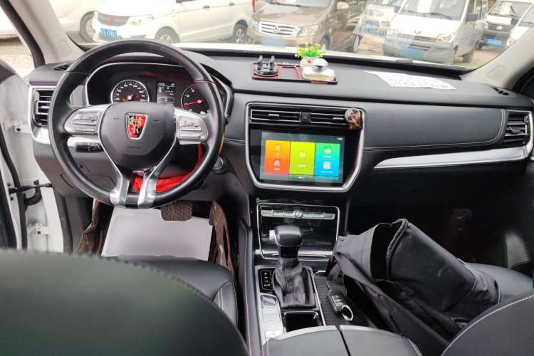 Used Roewe RX8 2018 30T Two-Wheel Drive Flagship Edition Center Console
