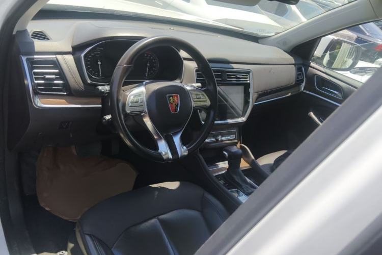 Used Roewe RX8 2018 30T Smart Connectivity Two-Wheel Drive Supreme Edition Center Console