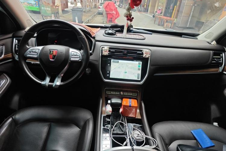 Used Roewe RX8 2018 30T Smart Connectivity Two-Wheel Drive Flagship Edition Center Console