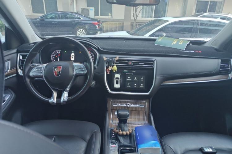 Used Roewe RX8 2018 30T Smart Connectivity Two-Wheel Drive Flagship Edition Center Console