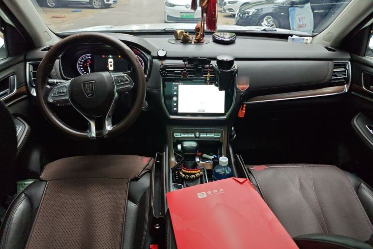 Used Roewe RX8 2018 30T Smart Connectivity All-Wheel Drive Supreme Edition Center Console