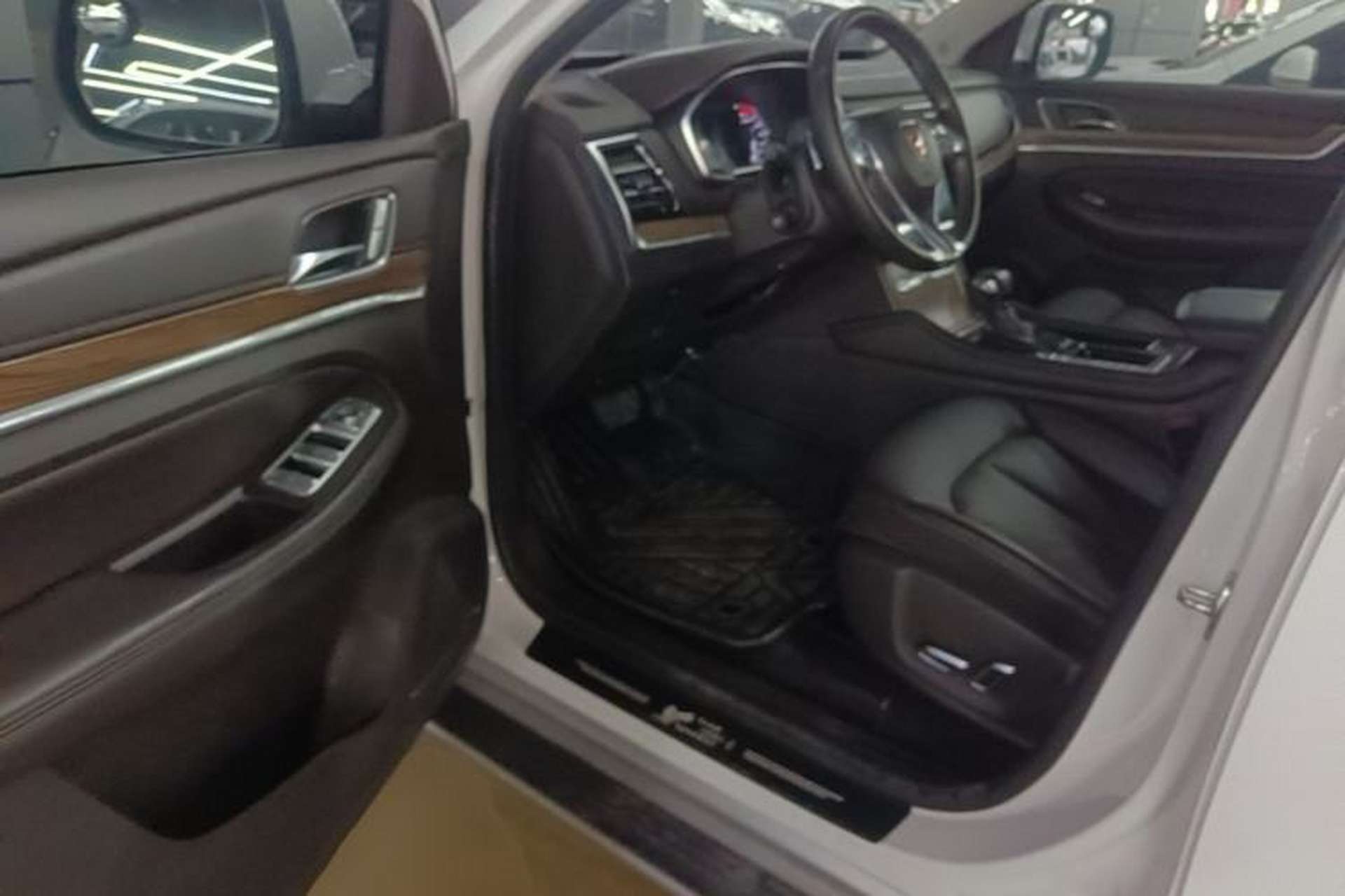 Used Roewe RX8 2018 30T Smart Connectivity Two-Wheel Drive Flagship Edition Driver Seat