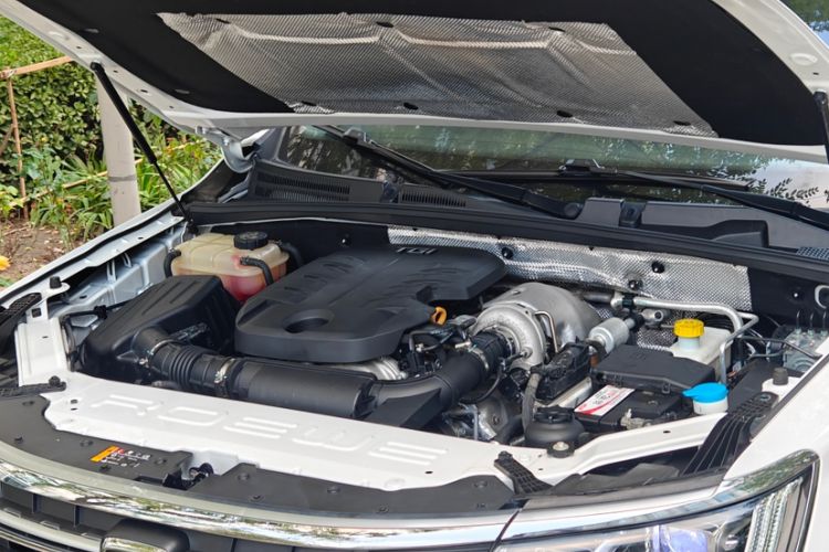 Used Roewe RX8 2018 30T Smart Connectivity Two-Wheel Drive Flagship Edition Engine Bay