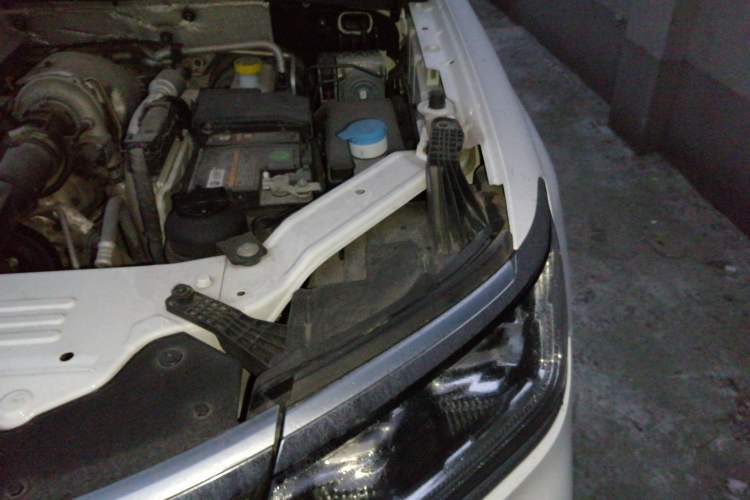Used Roewe RX8 2018 30T Smart Connectivity Two-Wheel Drive Supreme Edition Engine Bay Left