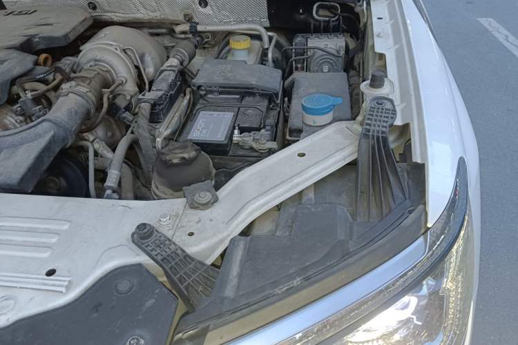 Used Roewe RX8 2018 30T Smart Connectivity Two-Wheel Drive Flagship Edition Engine Bay Left