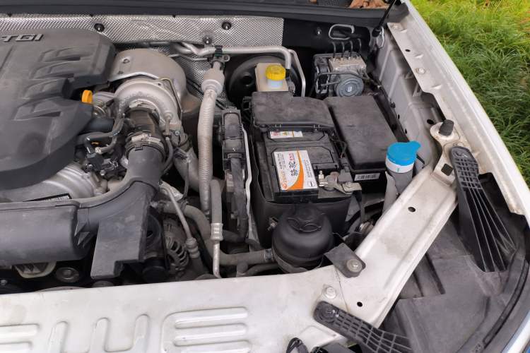 Used Roewe RX8 2018 30T Smart Connectivity Two-Wheel Drive Flagship Edition Engine Bay Left