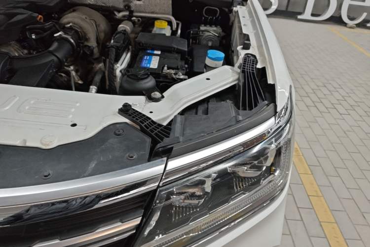 Used Roewe RX8 2018 30T Smart Connectivity Two-Wheel Drive Supreme Edition Engine Bay Left