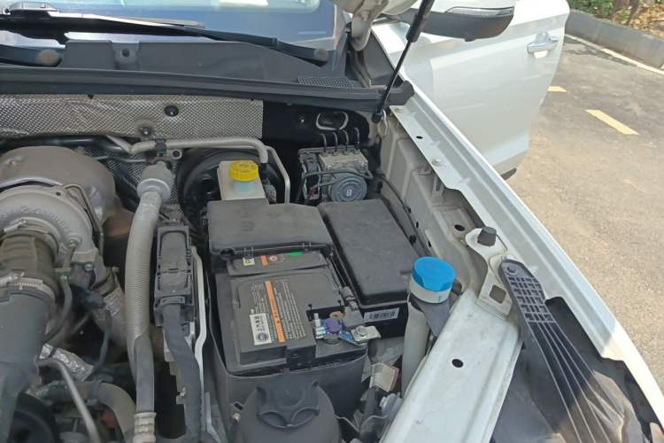 Used Roewe RX8 2018 30T Smart Connectivity Two-Wheel Drive Flagship Edition Engine Bay Left