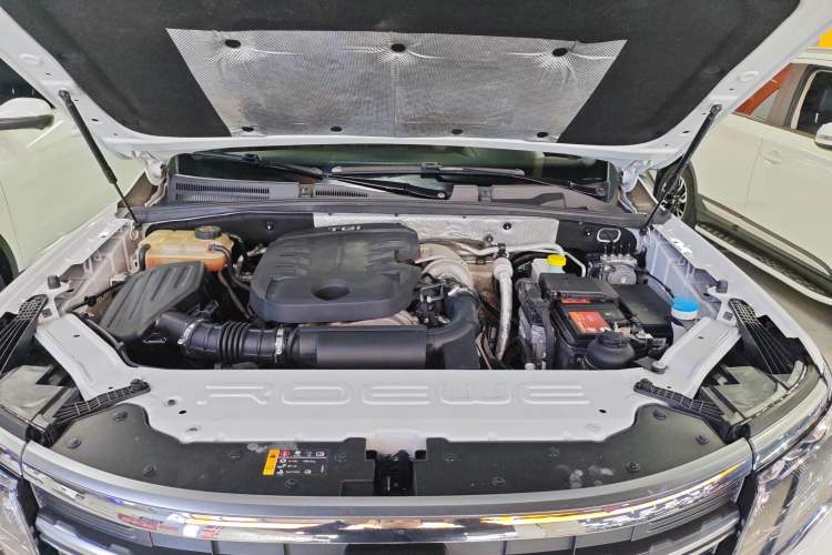 Used Roewe RX8 2018 30T Smart Connectivity All-Wheel Drive Supreme Edition Engine Bay