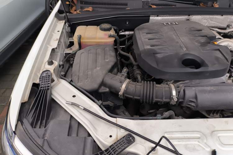 Used Roewe RX8 2018 30T Smart Connectivity Two-Wheel Drive Flagship Edition Engine Bay Right