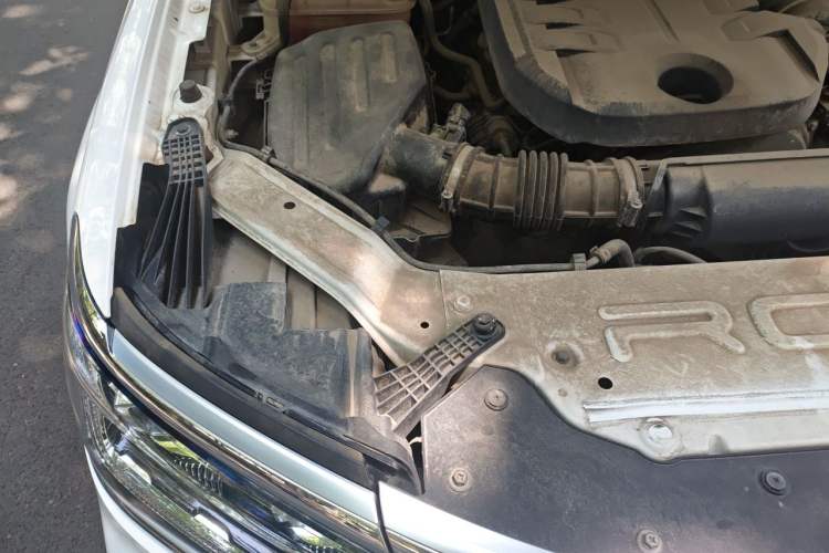Used Roewe RX8 2018 30T Smart Connectivity Two-Wheel Drive Flagship Edition Engine Bay Right