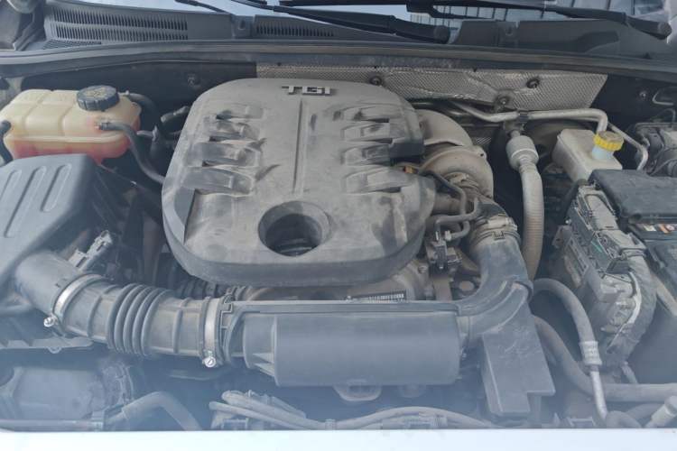 Used Roewe RX8 2018 30T Smart Connectivity Two-Wheel Drive Flagship Edition Engine Bay