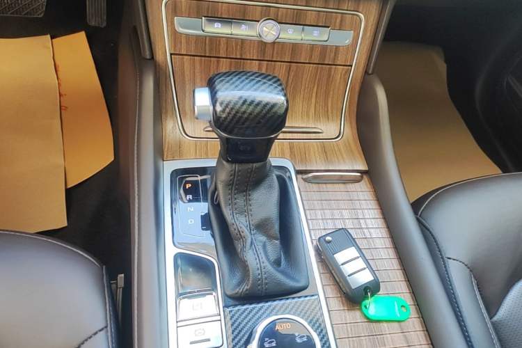 Used Roewe RX8 2018 30T Smart Connectivity All-Wheel Drive Supreme Edition Gear Lever