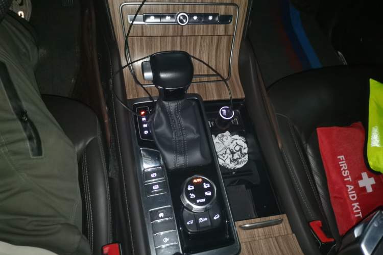 Used Roewe RX8 2018 30T Smart Connectivity Four-Wheel Drive Flagship Edition Gear Lever