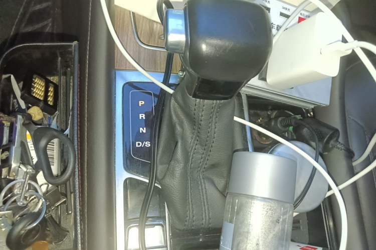 Used Roewe RX8 2018 30T Smart Connectivity Two-Wheel Drive Flagship Edition Gear Lever