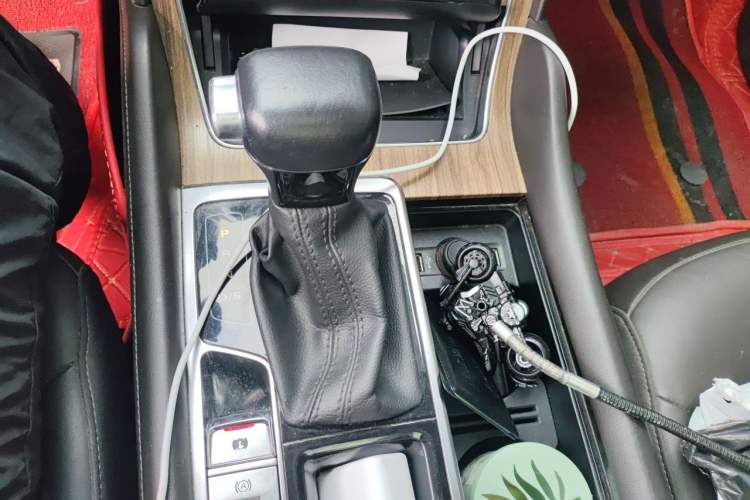 Used Roewe RX8 2018 30T Smart Connectivity Two-Wheel Drive Supreme Edition Gear Lever