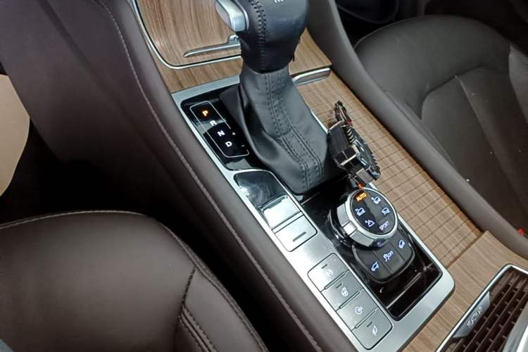 Used Roewe RX8 2018 30T Smart Connectivity All-Wheel Drive Supreme Edition Gear Lever
