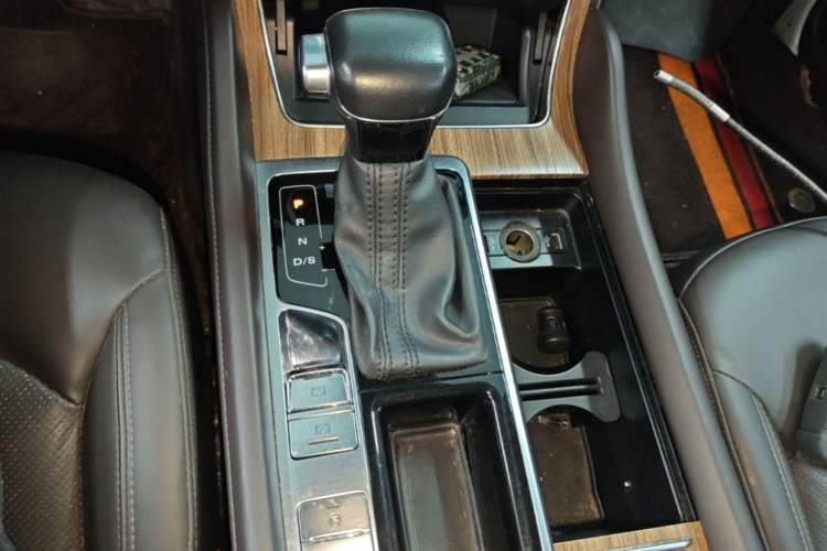 Used Roewe RX8 2018 30T Smart Connectivity Two-Wheel Drive Supreme Edition Gear Lever