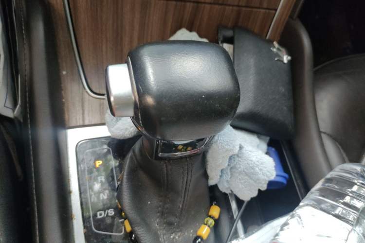 Used Roewe RX8 2018 30T Smart Connectivity Two-Wheel Drive Flagship Edition Gear Lever