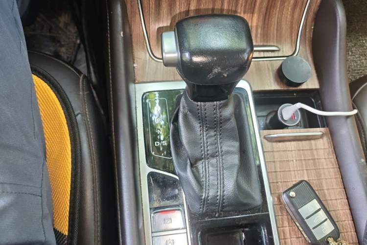 Used Roewe RX8 2018 30T Smart Connectivity Two-Wheel Drive Flagship Edition Gear Lever