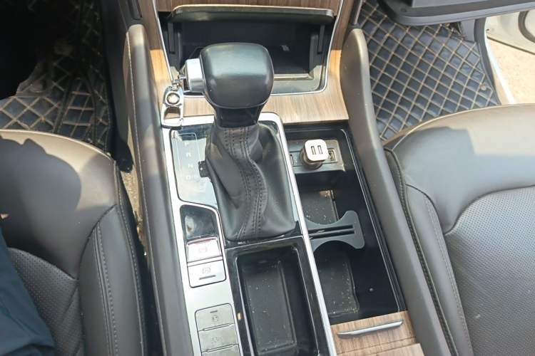 Used Roewe RX8 2018 30T Smart Connectivity Two-Wheel Drive Flagship Edition Gear Lever