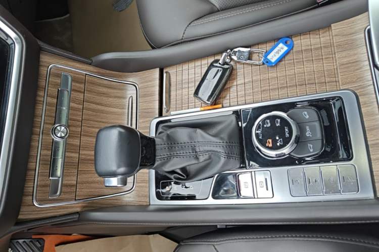 Used Roewe RX8 2018 30T Smart Connectivity All-Wheel Drive Supreme Edition Gear Lever