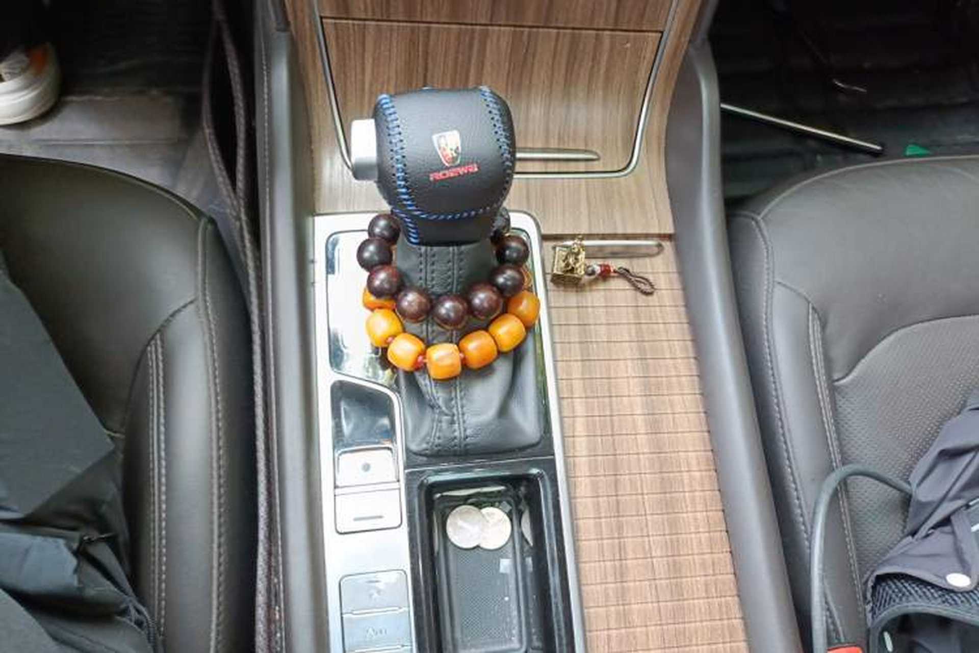 Used Roewe RX8 2018 30T Smart Connectivity Two-Wheel Drive Flagship Edition Gear Lever