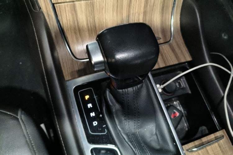 Used Roewe RX8 2018 30T Smart Connectivity Four-Wheel Drive Flagship Edition Gear Lever