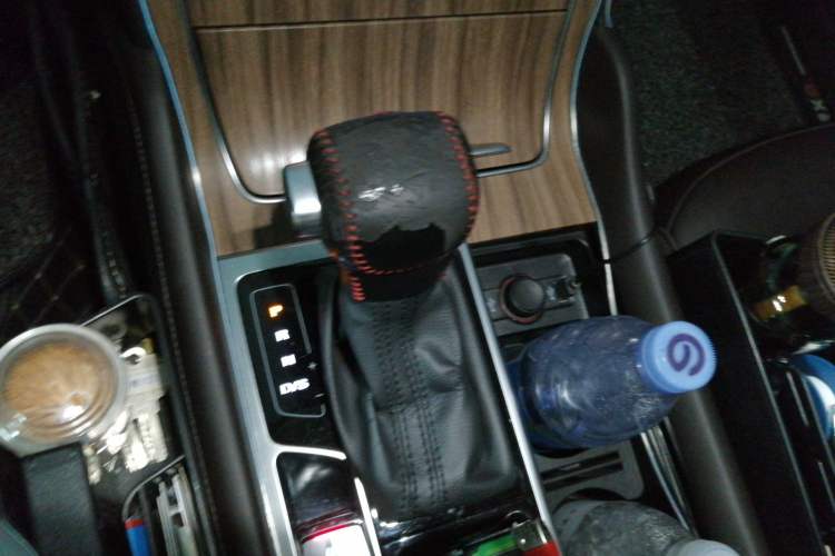 Used Roewe RX8 2018 30T Smart Connectivity Two-Wheel Drive Supreme Edition Gear Lever