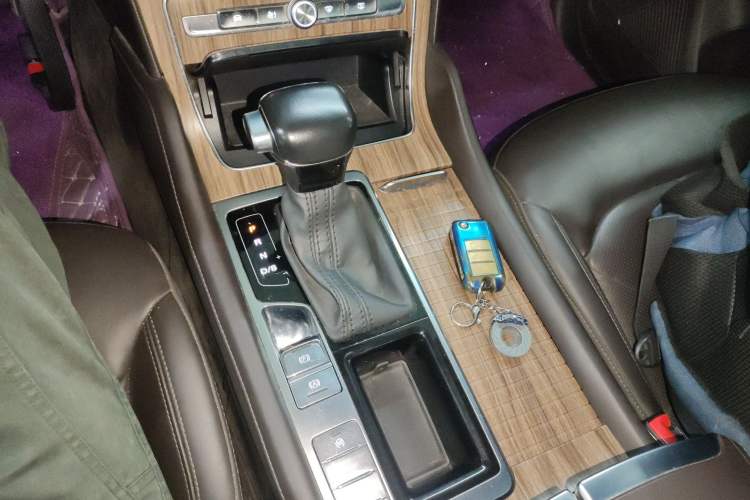 Used Roewe RX8 2018 30T Smart Connectivity Two-Wheel Drive Flagship Edition Gear Lever